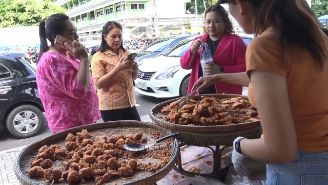 สงขลา-น้ำมันปาล์มของไทยแพง พ่อค้าแม่ค้าที่ขายของประเภททอดหันมาใช้ น้ำมันปาล์มมาเลเซียแทน