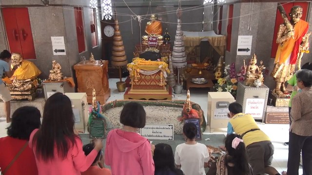 สงขลา-วันหยุดสุดสัปดาห์ นักท่องเที่ยวชาวไทยและนักท่องเที่ยวชาวมาเลเซียแห่กราบไหว้ขอพรหลวงพ่อทวดเหยียบน้ำทะเลจืดวัดพะโคะ เพื่อความเป็นสิริมงคลแก่ตนเองและครอบครัว