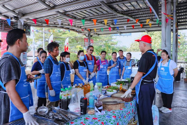 ปทุมธานี โตโยต้าชัวร์ปทุมธานีคลอง 4 ธัญบุรี จัดกิจกรรมสร้างอาชีพ “หลักสูตรหมูกรอบ” ฟรี สร้างโอกาส เพิ่มรายได้ให้ประชาชน ครั้งที่ 15