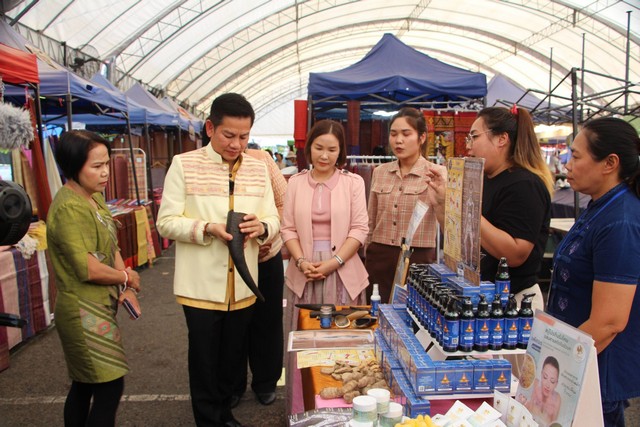 ร้อยเอ็ด…รองผู้ว่าฯร้อยเอ็ด เยี่ยมชมผลิตภัณฑ์ OTOP เตรียมพร้อมการจำหน่ายในงานมหาทานบารมี ประเพณีบุญผะเหวดร้อยเอ็ด ประจำปี 2568