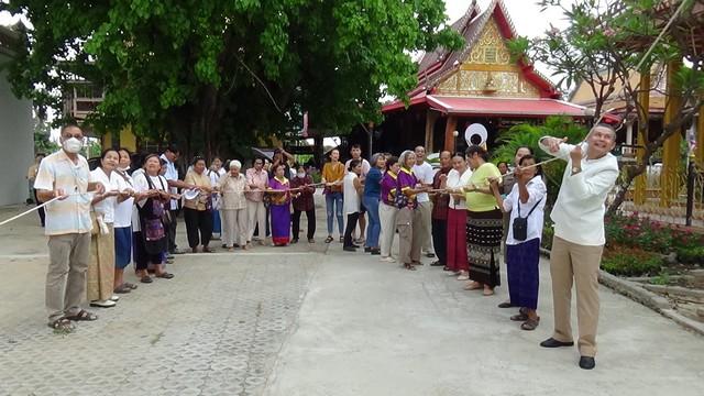 อ่างทอง ประชาชนร่วมแห่ผ้ายาว 180 หลา ห่มพระธาตุเจดีย์ศรีโพธิ์ทอง มีความสูง 73 เมตร