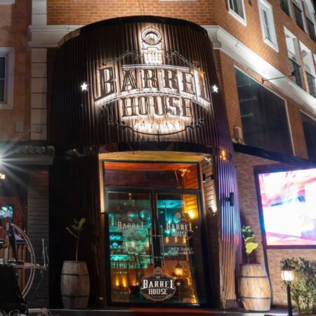 คืนมหาสนุกที่ บาร์ลับพัทยา“The Barrel House PAttaya”