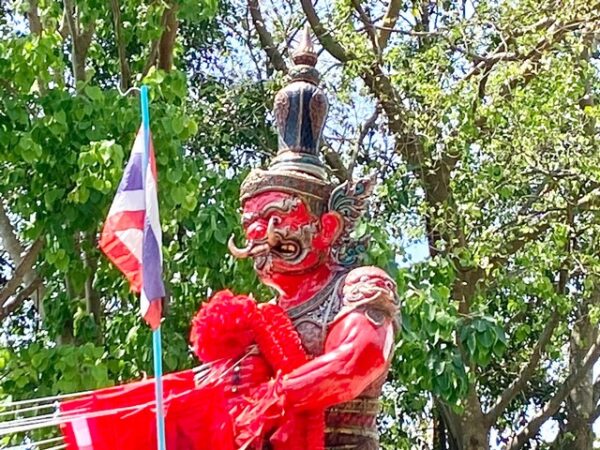 ตราด-พิธีบวงสรวง “ท้าวเวสสุวรรณทวีทรัพย์และพญาปุริสาทพร้อมแจกวัตถุมงคลฟรี