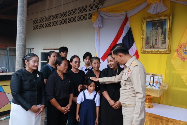 นราธิวาส-พระบาทสมเด็จพระเจ้าอยู่หัว และสมเด็จพระนางเจ้าฯ พระบรมราชินี ทรงพระกรุณาโปรดเกล้าฯ ให้ผู้ว่าราชการจังหวัดนราธิวาส เชิญตะกร้าสิ่งของพระราชทาน มอบแก่ครอบครัว จนท.อส. ที่เสียชีวิต