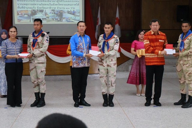 นราธิวาส-ผู้ว่าฯ นราธิวาส มอบเงินช่วยเหลือเยียวยาฯ แก่ผู้ได้รับผลกระทบจากเหตุการณ์ความไม่สงบในพื้นที่อำเภอแว้ง