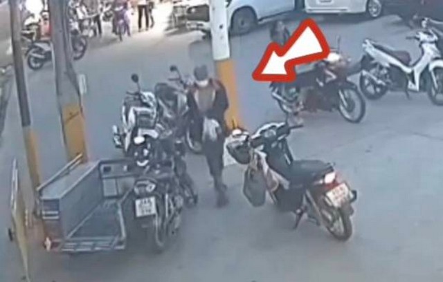 นครนายก คลิปเป็นข่าวกล้องวงจรปิดจับภาพชาย 50 ปีลักขโมยกับข้าวที่รถจยย.พ่วงข้างหน้าร้านสะดวกซื้อ