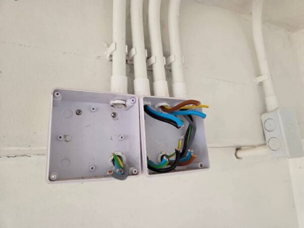 มุกดาหาร​ -​วิบัติ! โจรแสบลักสายไฟตลาดอินโดจีน เสียหายย่อยยับนับ 100 ห้อง