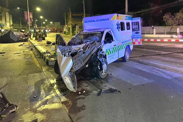 มุกดาหาร​ -​รถกู้ชีพ อบต.บ้านโคก ชนปะทะรถขนกระเทียม กลายเป็นเศษซากกระจายเกลื่อนสี่แยก ธกส.มุกดาหาร