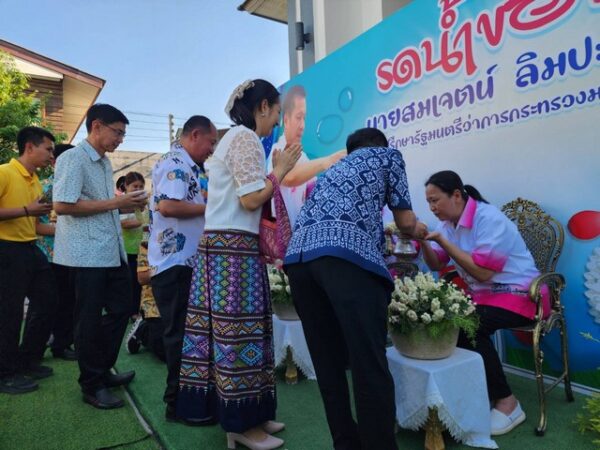 สุโขทัย-พิธีรดน้ำดำหัวที่ปรึกษารัฐมนตรีว่าการกระทรวงมหาดไทย เนื่องในเทศกาลสงกรานต์ ประจำปี 2568