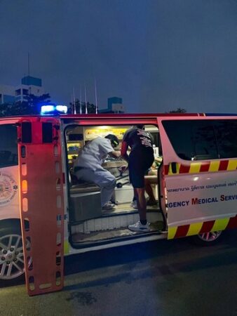 ชื่นชม ทหารเรือ ปฐมพยาบาลและกู้ชีพขั้นพื้นฐาน (CPR) ประชาชน