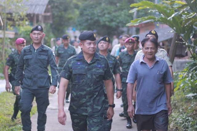 นราธิวาส-แม่ทัพภาคที่ 4 ลงพื้นที่สุคิริน เยี่ยมให้กำลังใจเจ้าหน้าที่ชุดคุ้มครองตำบลร่มไทร กำชับปฏิบัติหน้าที่ด้วยสติ มุ่งบูรณาการดูแลประชาชนทุกมิติ