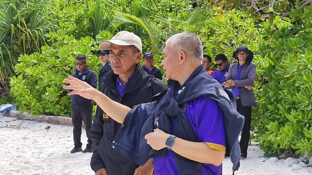 พังงา-ปปช.ภาคใต้ สนธิกำลังสุ่มตรวจ อุทยานแห่งชาติหมู่เกาะสิมิลัน เจอเรือนอกระบบไม่แจ้ง 2 ลำ มีนักท่องเที่ยวต่างชาติ 89 คน