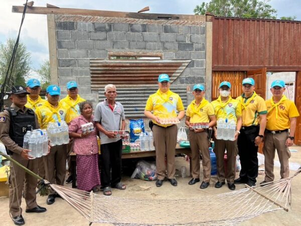 บุรีรัมย์ ตำรวจจิตอาสา สภ บ้านด่าน รุดเยี่ยมให้กำลังใจผู้ประสบวาตภัยพายุฤดูร้อน