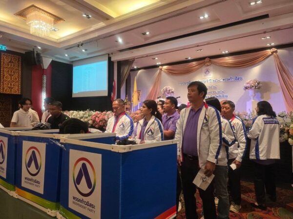 เชียงใหม่-”มาดามหยก“นั่งอีกสมัยหัวหน้าพรรคก้าวอิสระ