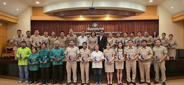 ฉะเชิงเทรา-เทศบาลเมืองจัดงานวันเทศบาล และมอบโล่ประกาศเกียรติคุณสร้างขวัญ กำลังใจให้พนักงานเทศบาล พนักงานครู ลูกจ้างประจำ พนักงานจ้างภารกิจ