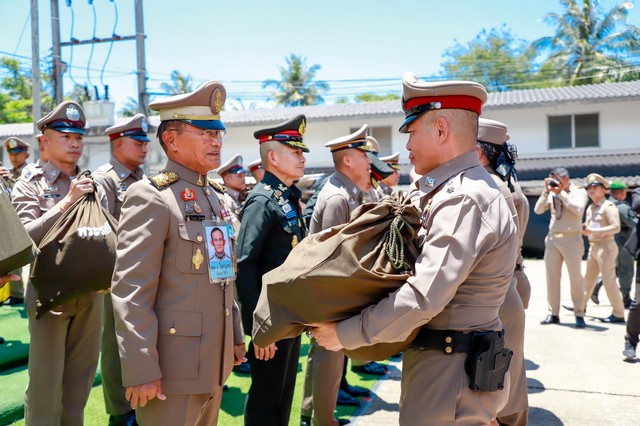 นราธิวาส-องคมนตรี ลงพื้นที่เยี่ยมให้กำลังใจผู้ได้รับผลกระทบจากสถานการณ์ความรุนแรงในพื้นที่