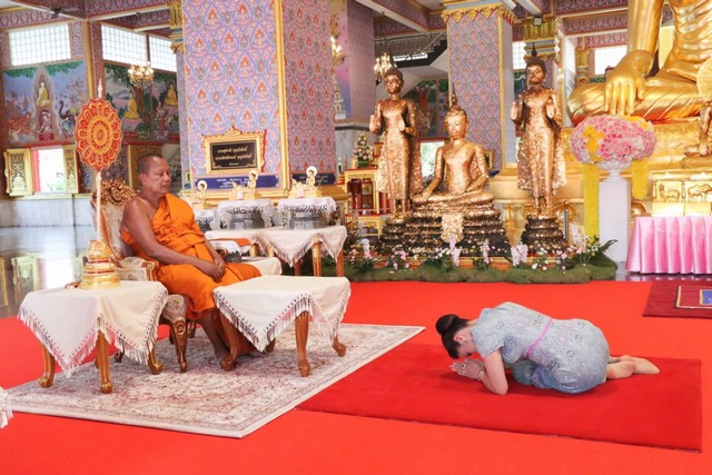 สมุทรปราการ-ในหลวง โปรดเกล้า ท่านผู้หญิงอรอนงค์ บำเพ็ญกุศลถวายสังฆทานพระราชทานและมอบสิ่งของพระราชทานแก่ราษฎร