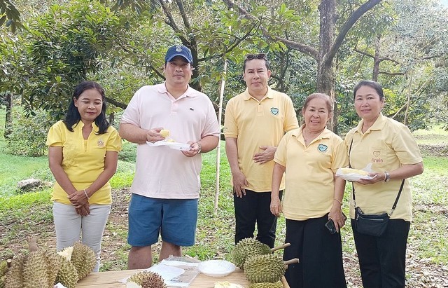 ตราด-“ท่านอ้น”เที่ยวชมสวนทุเรียน GI ชะนีเกาะช้าง,มอบถุงยังชีพ มอบเงินให้รร.บ้านบางเบ้า