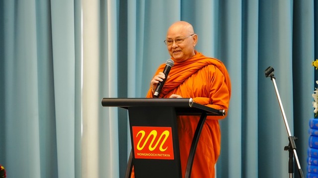 พระราชวัชรธรรมภาณี (สง่า สุภโร) เจ้าอาวาสวัดชลประทานรังสฤษดิ์ (อารามหลวง ) พร้อมพระสงฆ์ 30 รูป มอบพระไตรปิฎกให้นายกัมพล ตันสัจจา เพื่อเป็นแหล่งเรียนรู้เรื่องพระพุทธศาสนาในสวนนงนุชพัทยา