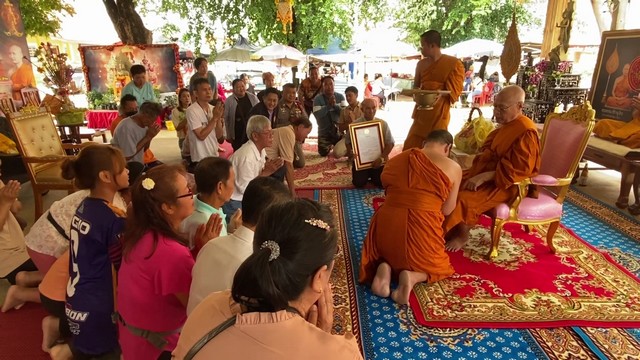 เพชรบูรณ์ – มอบเงินซื้อที่ดินถวายวัด พร้อมมอบตราตั้งฐานานุกรม ขณะผู้เข้าร่วมพิธี ต่างถือฤกษ์ดีส่องเลขธูปมงคล