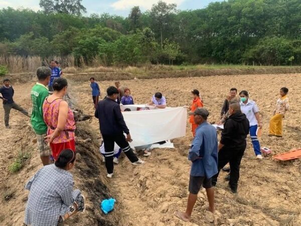 ร้อยเอ็ด…ฟ้าผ่าดับ…ลุงวัย 51 ปี ยืนเผาตอไม้กลางนา ขณะฝนฟ้าคะนอง โดนฟ้าผ่าดับสลด