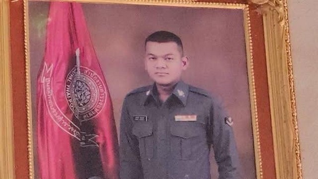 ร้อยเอ็ด…สุดเศร้า…พ่อแม่จ.ส.ต.ประวัติ พลหงส์สา พร่ำ ไม่เอ๊ะใจ ลูกบอกว่าจะไปกระโดดร่มหัวหิน ขณะในหลวงเมตตาพระราชทานพวงมาลาหน้าหีบศพ