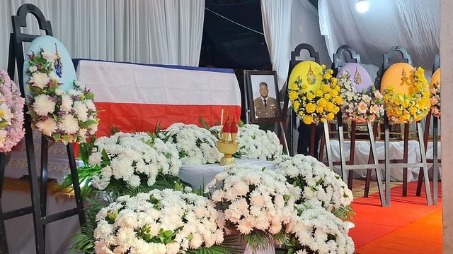 ร้อยเอ็ด…สวดพระอภิธรรมศพ จ่าสิบตรีประวัติ พลหงษ์สา ที่เสียชีวิตจากอุบัติเหตุเครื่องบินเล็กตกทะเล ขณะปฏิบัติภารกิจทดสอบการบิน ที่จังหวัดเพชรบุรี