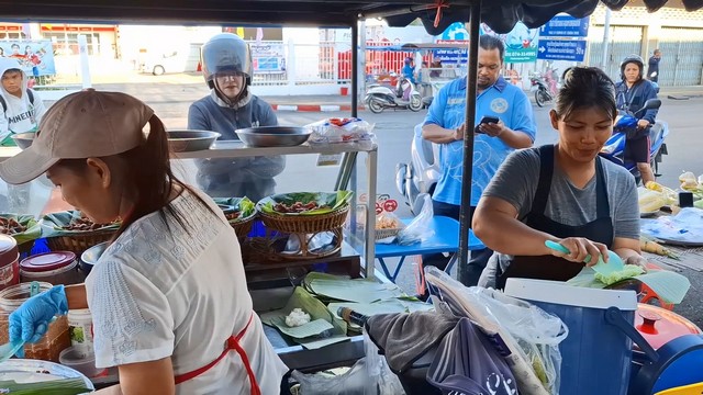 สงขลา-ข้าวเหนียวหมูห่อใบตอง เจ้าอร่อย หน้าไปรษณีย์สงขลา ที่มีหมูทอดสมุนไพร 4 รสชาติ