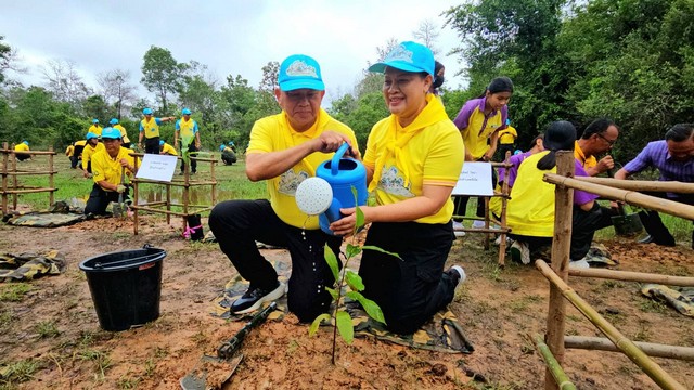 (สุรินทร์) มทบ.25 ร่วมกับ อบต.สลักได จัดกิจกรรมจิตอาสาปลูกป่าเฉลิมพระเกียรติฯ สมเด็จพระนางเจ้าฯ พระบรมราชินี เนื่องในโอกาสวันเฉลิมพระชนมพรรษา 3 มิถุนายน 2568