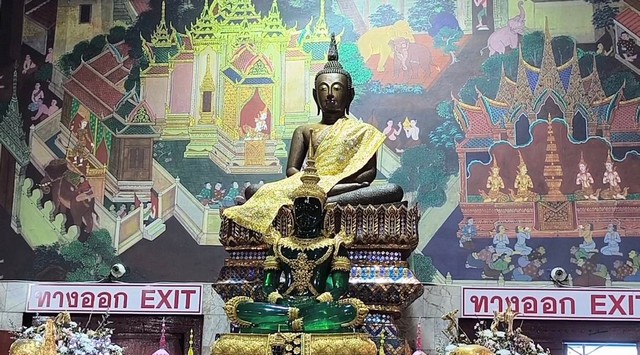 นครนายก – นักท่องเที่ยวเข้ากราบไหว้องค์หลวงพ่อปากแดง พร้อมขอพร โชคลาภ ธุรกิจ หน้าที่การงาน พร้อมส่องเลขเด็ดในอ่างน้ำมนต์ ใกล้วันหวยออก