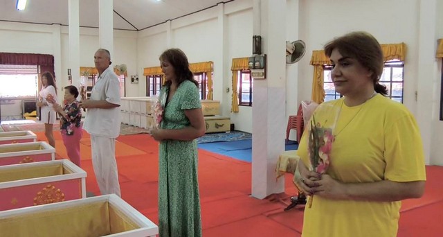 นครนายก – นักท่องเที่ยวชาวรัสเซียและคนไทยให้ความศรัทธาเดินทางเข้าพิธีนอนโลงศพวัดหลวงพ่อปากแดงจังหวัดนครนายก