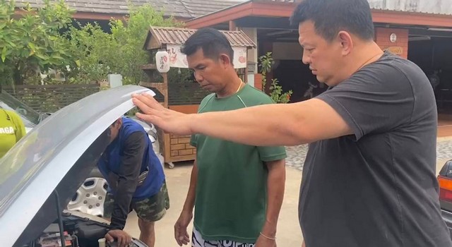 นครนายก – ผู้กำกับสืบจังหวัดนครนายก ตำรวจน้ำดีข่วยเหลือประชาชนผู้หญิงประสบปัญหารถดับกลางถนน