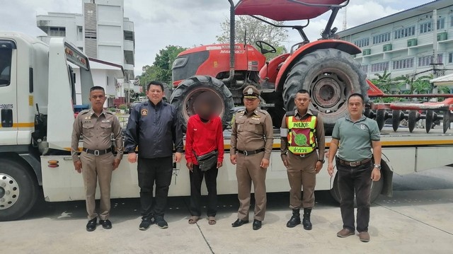 นครนายก – 2คนร้ายชาย-หญิงเข้าลักทรัพย์รถไถคูโบต้าที่บ้านแล้วขับหนีมาขึ้นรถสไลด์ในปั้มแล้วหลบหนี