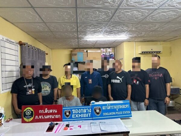 นครนายก – ตำรวจสืบจังหวัดนครนายก ปิดล้อมจับกุมผู้ต้องหา 2 รายมียาบ้าไว้ในครอบครองเพื่อจำหน่ายและเสพยาเสพติด