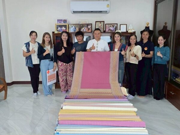 ลำพูน – ผู้ว่าฯ ลำพูน ลงพื้นที่ ติดตามสนับสนุนการทอผ้าและเตรียมความพร้อมประกวดผ้าลายพระราชทาน “ผ้าลายสิริราชพัสตราภรณ์” และงานหัตถกรรม ประจำปี 2568