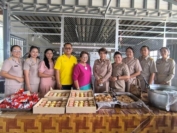 นครนายก – ครูน้อมผู้ใหญ่ใจดีเลี้ยงอาหารกลางวันเด็กนักเรียนวัดคีรีวัน