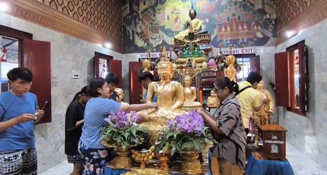 นครนายก – โค้งสุดท้ายนักท่องเที่ยวเข้ากราบไหว้องค์หลวงพ่อปากแดง พร้อมขอพร โชคลาภ ธุรกิจ หน้าที่การงาน พร้อมส่องเลขเด็ดในอ่างน้ำมนต์ ใกล้วันหวยออก