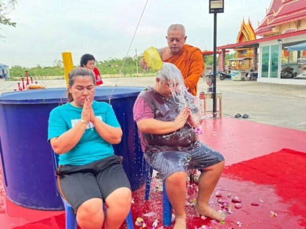 ปทุมธานี ศิษยานุศิษย์อาบน้ำมนต์ธรณีสารใหญ่ พระครูขันติธรรมรัต เจ้าอาวาส วัดตระพัง สามโคก ปทุมธานี เพื่อเป็นสิริมงคล