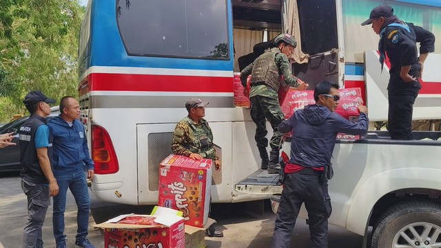 มุกดาหาร​ -​อุกอาจ! โชเฟอร์ขับรถโดยสารมุกดาหาร-สะหวันนะเขต ซุกบุหรี่ไฟฟ้า 4,200 แท่ง ใส่ช่องลับของรถ บขส. ระหว่างประเทศ