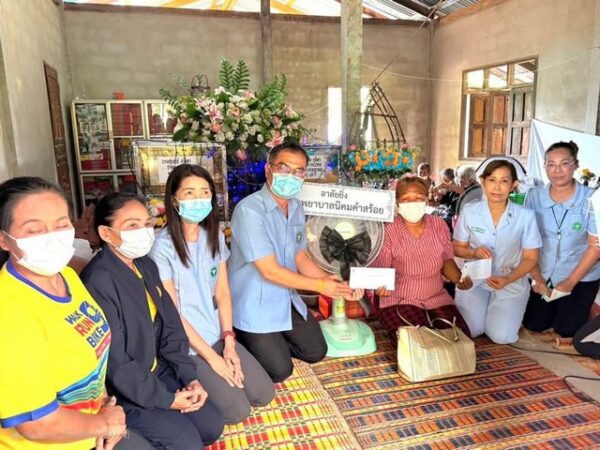 มุกดาหาร​ -​นอภ.นิคมคำสร้อย นำ จนท. ร่วมให้กำลังใจครอบครัว “ภูมิลา” หลังสูญเสียพ่อแม่จากอุบัติเหตุต้นไม้ล้มทับรถ