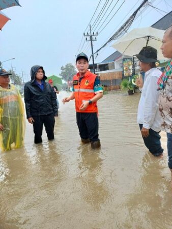 พังงา-ผวจ.ลงพื้นที่ติดตามสถานการณ์น้ำท่วมเขาหลัก สั่งจนท.ติดเครื่องสูบน้ำเร่งระบาย พร้อมแจ้งเตือนผู้ใช้เส้นทางถนนเพชรเกษมจัดเจ้าหน้าที่คอยอำนวยความสะดวกตลอด24ชม.
