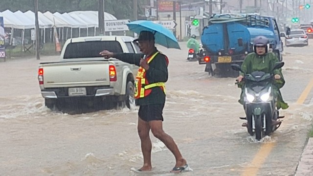 พังงา-เขาหลักการจราจรเป็นอัมพาต ฝนกระหน่ำน้ำท่วมแหล่งท่องเที่ยว รถเล็กห้ามผ่าน