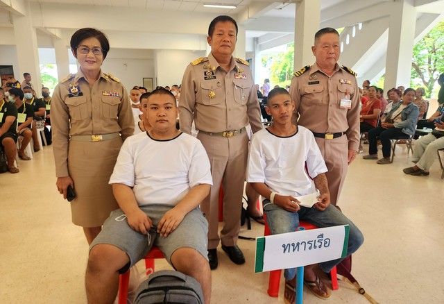 พิจิตร-หนุ่มเมืองชาละวัน183นายเข้ารายงานตัวเป็นทหารใหม่เข้าประจำกรมกองพ่อแม่-ลูกเมีย มาส่งให้กำลังใจคับคั่ง