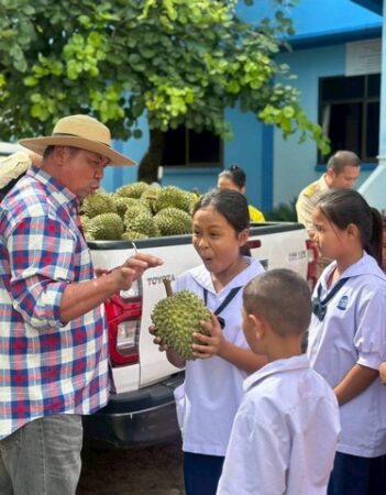 พิจิตร-ใจถึงพึ่งได้ของแทร่!นายกอบต.เมืองเก่าพิจิตรซื้อทุเรียนแจกครูนักเรียนโรงเรียนในสังกัด