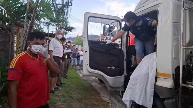 พังงา-พบตายปริศนาหนุ่มวัย 27 ขับรถบรรทุก 6 ล้อ คาที่นั่ง