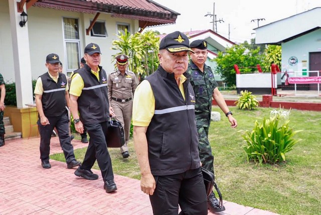 นราธิวาส-รัฐมนตรีช่วยว่าการกระทรวงกลาโหม ย้ำรัฐบาลห่วงใยประชาชนทุกกลุ่ม ขณะที่หน่วยงานความมั่นคงปรับรูปแบบการทำงานเข้มงวดมากขึ้น เพื่อสร้างความเชื่อมั่นปลอดภัยให้กับประชาชน