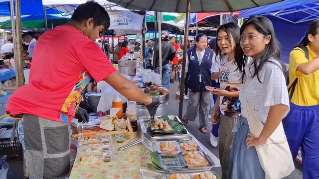 สงขลา-สองสามีภรรยาจากบ้านสวนกอหญ้า อำเภอคลองหอยโข่ง พลิกชีวิตขายเกี๊ยวซ่าและหมี่คลุก โดยคิดสูตรจากการทำกินกันเองในบ้านว่าอร่อย ก็ทำออกมาขาย เพียงอาทิตย์ละ 1 วันเท่านั้น