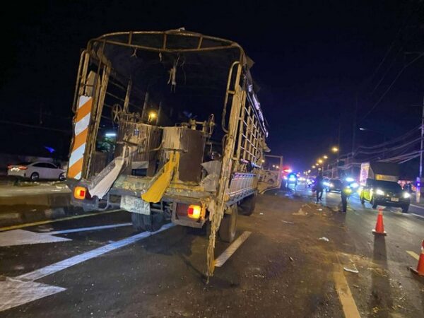 กาฬสินธุ์ระทึกชาวบ้านถ่ายคลิปเก๋งชนท้ายรถหกล้อตีเส้นถนนหมุนรอบกลางเกาะ