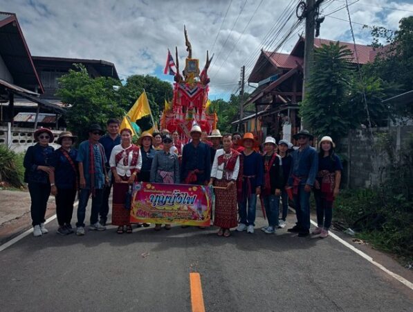 กาฬสินธุ์-บุญบั้งไฟอีสานดึงลูกหลานคืนสู่เหย้าเปิดทะเลโคลนสืบสานประเพณีโบราณ