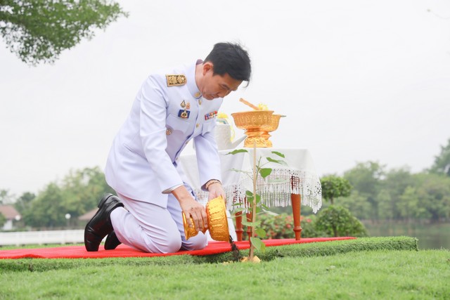 อยุธยา – ผู้ว่าฯ พระนครศรีอยุธยา นำพสกนิกรร่วมพิธีปลูก “พระศรีมหาโพธิทศมราชบพิตร” และชมวิดีทัศน์ “ธรรมนาวาวัง” ธรรรมะพระราชทาน เนื่องในวันวิสาขบูชา พุทธศักราช ๒๕๖๘